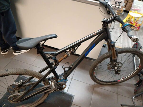 Komplettbike Szenario 650B | Rechnung vom 19.11.2016 | Neupreis 5828 |- Euro | hintere reif ist kaput – Bild 2